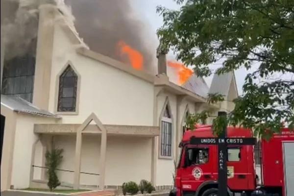 Corpo de Bombeiros combate incêndio em igreja de Treze de Maio; veja vídeos