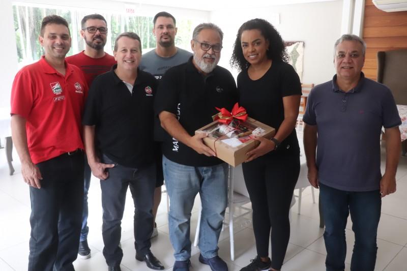 Medalhista olímpica no vôlei, Fofão elogia estrutura do Mampituba
