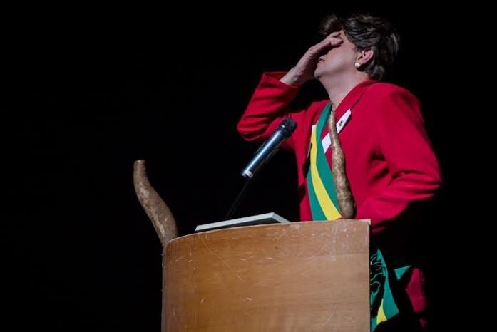 VÍDEO: Teatro Elias Angeloni recebe peça Dilma Ducheff