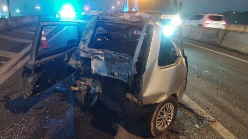 Itajaí: condutor morre atropelado após carro ter pane na BR-101; caminhão colidiu contra veículos na sequência