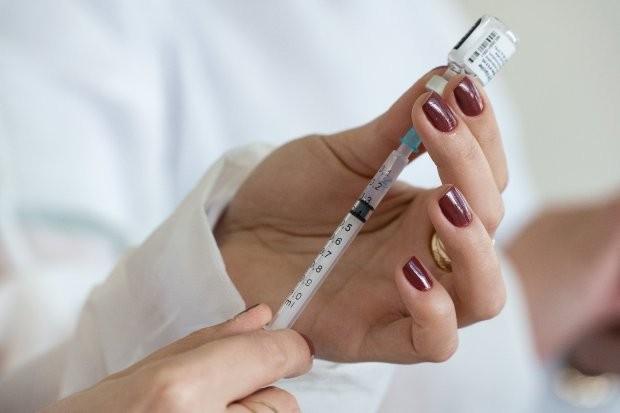 Segunda dose de reforço contra a Covid-19 passa a ser recomendada para idosos com 70 anos