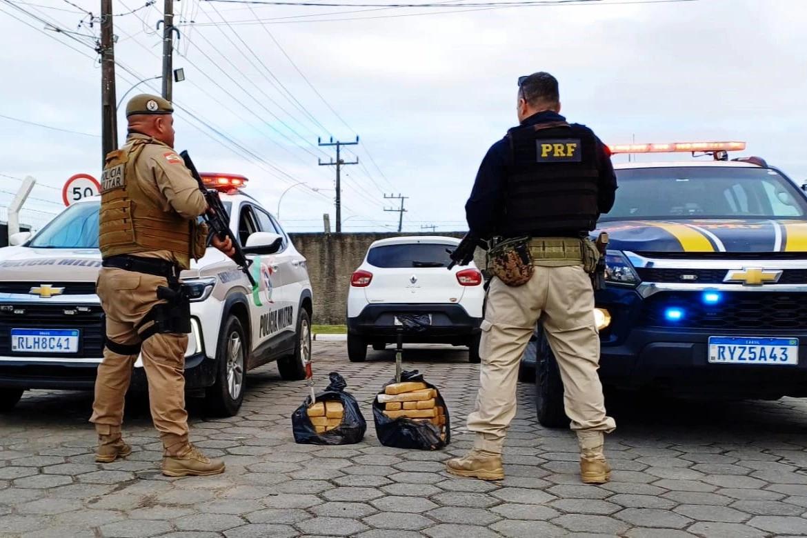 PRF intercepta carro com 25 quilos de maconha na BR-101