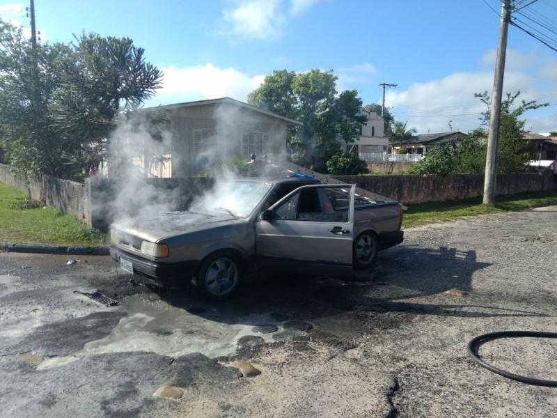 Motorista fica ferido após carro pegar fogo
