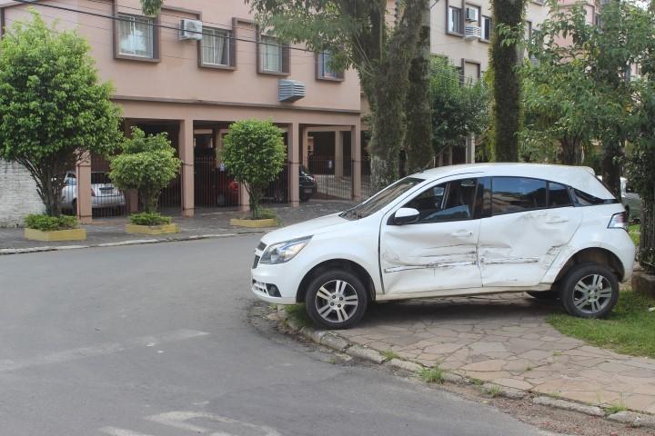 Caminhão e carro colidem no Centro de Criciúma