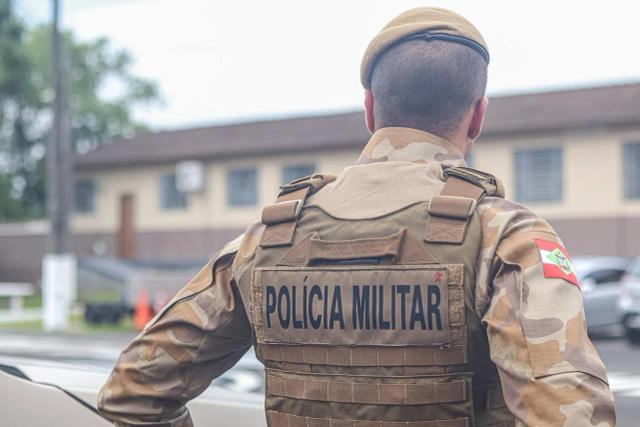 Homem intimida guarnição com tijolo após agredir e ameaçar a companheira em Criciúma