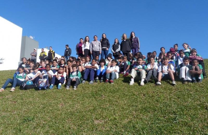 Crianças do Bairro da Juventude visitam CT do Criciúma