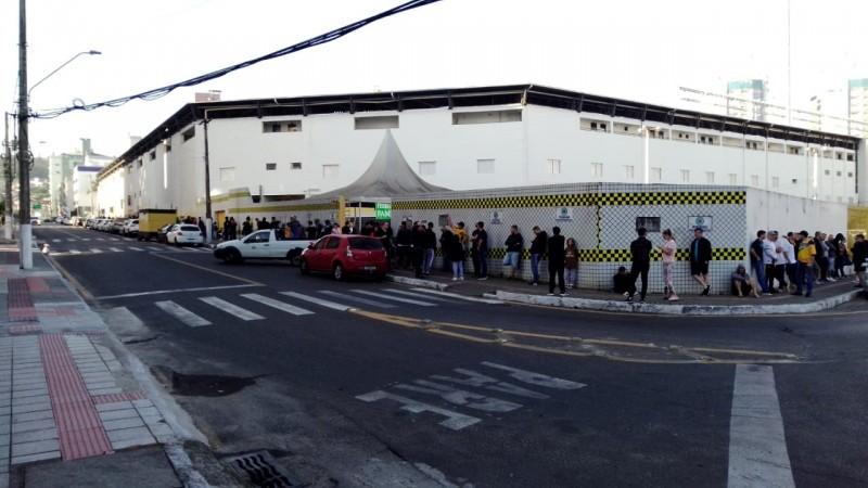 Mais um dia de filas por ingressos no Estádio Heriberto Hülse