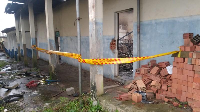Bombeiros combatem incêndio em antigo posto de saúde em Araranguá 
