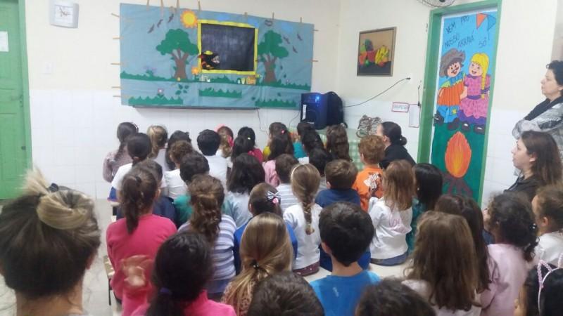 Famcri realiza teatro de fantoches para crianças sobre reciclagem