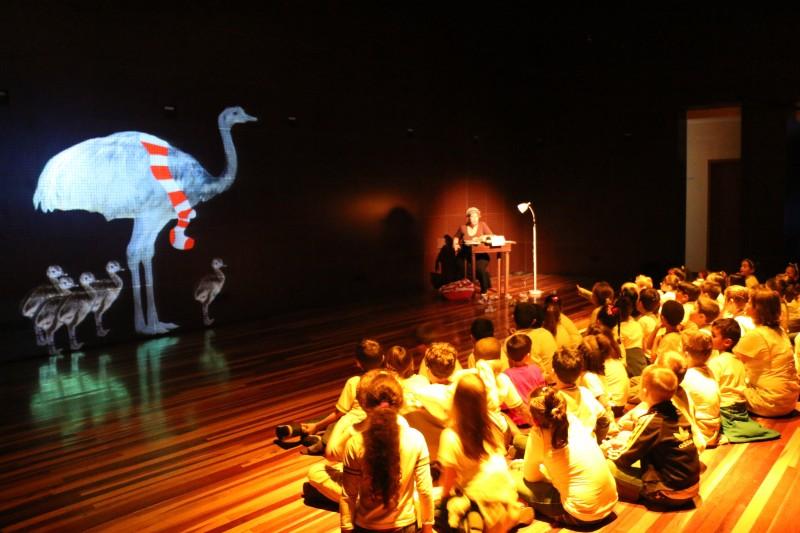 Eranos Círculo de Arte leva poesia para crianças através de apresentação teatral e sessão de cinema