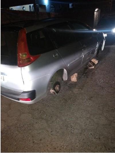Polícia Militar localiza carro abandonado e sem quatro pneus no bairro Vila Manaus 