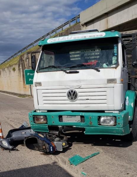 Carro e moto colidem na BR-101