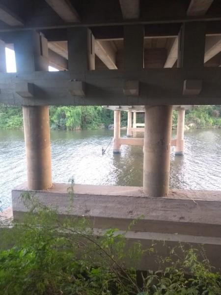 Foragido entra em rio para fugir da polícia, mas acaba ficando em pilastra de ponte