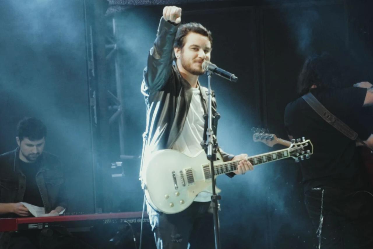 Rock e nostalgia: cantor de Urussanga revive o espírito clássico do gênero em apresentações vibrantes
