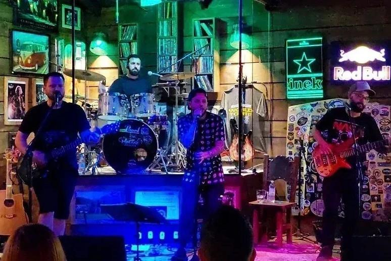 Ozel: grupo resgata clássicos do pop e rock nacional no Sul de Santa Catarina