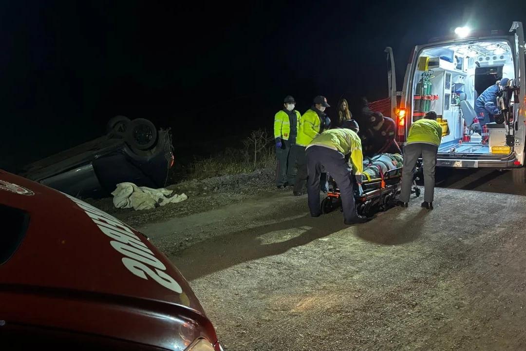 Motorista é socorrida pelos bombeiros após colidir contra poste e capotar em Meleiro