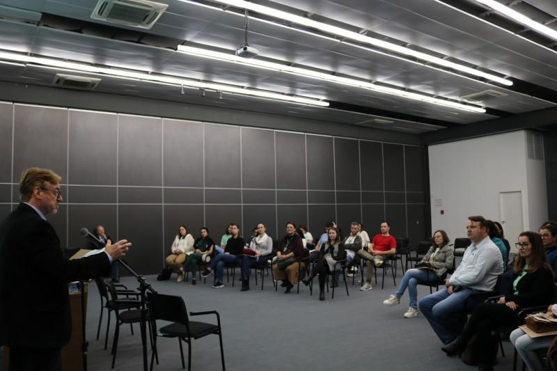 Professores e diretores do Projeto Clube do Jovem Empreendedor visitam a Acic