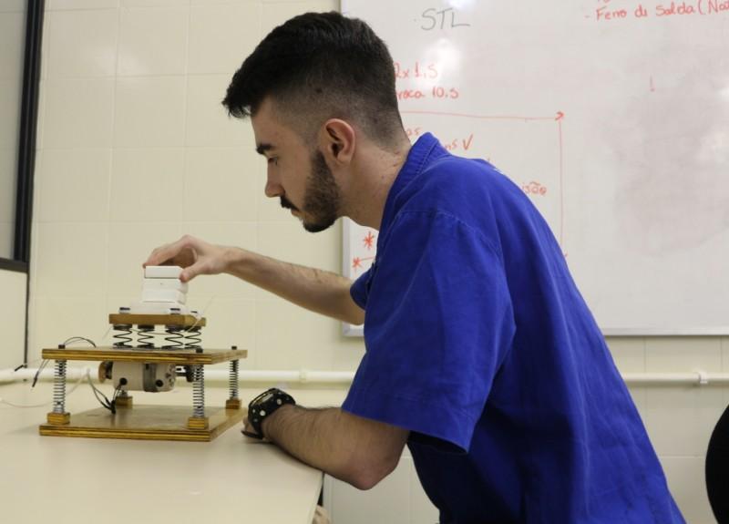 Acadêmicos desenvolvem bancada didática que simula terremoto