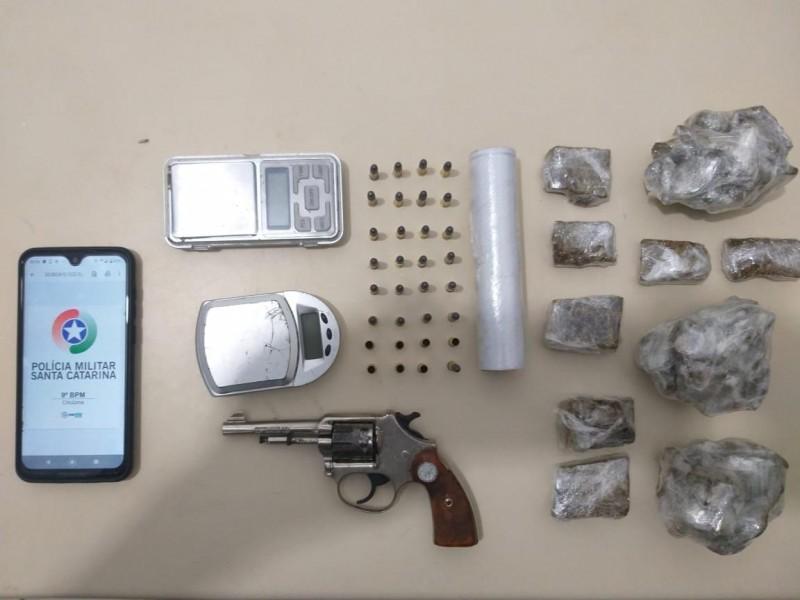 Polícia Militar prende homem em flagrante por porte ilegal de arma de fogo e tráfico de drogas