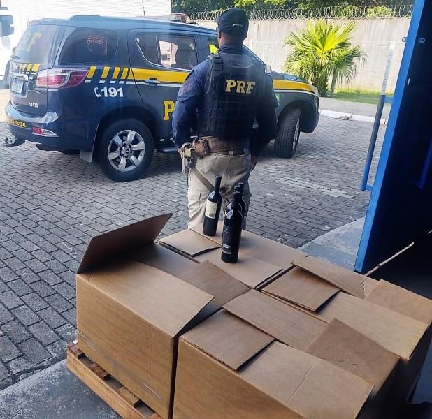 Santa Catarina: PRF apreende 146 garrafas de vinhos argentinos importados irregularmente em São José