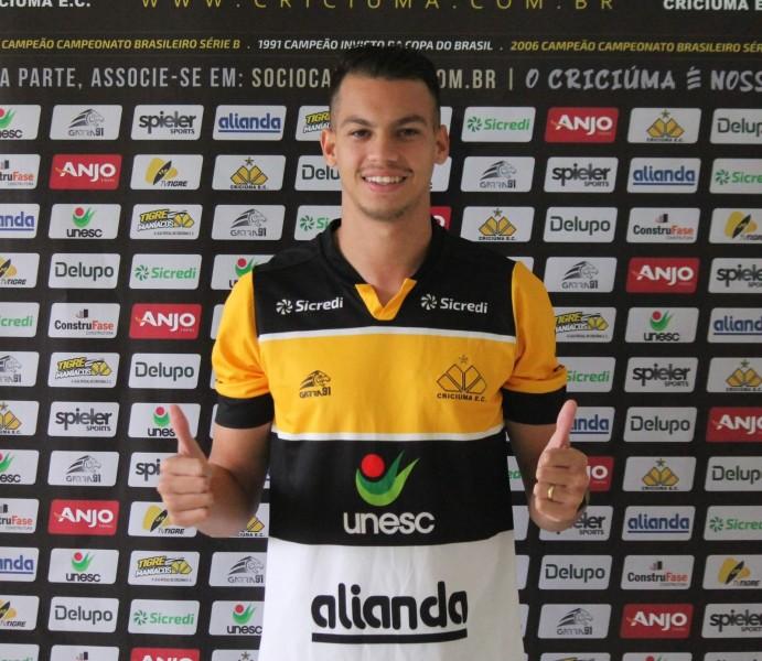 Zé Marcos mostra empolgação ao vestir a camisa do Criciúma: 'Convite que não pode ser recusado'