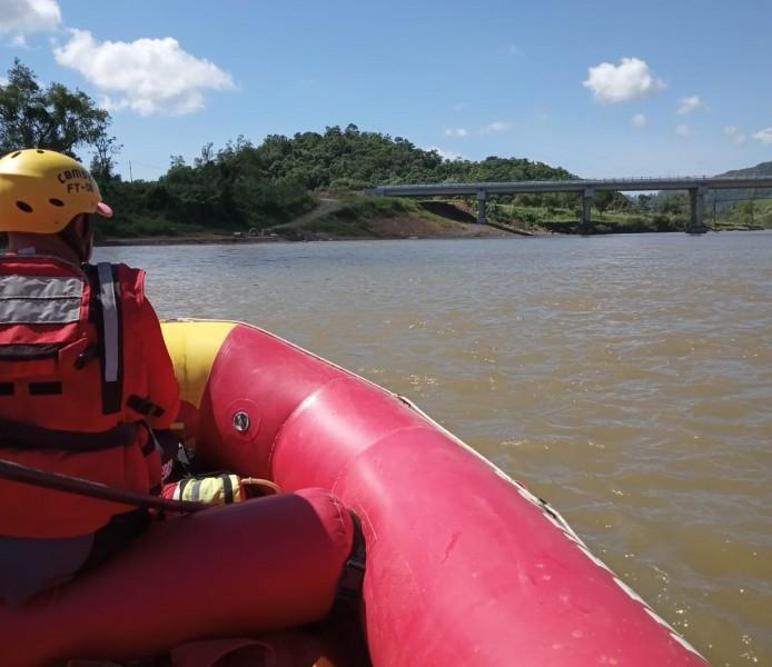 Bombeiros encerram segundo dia de buscas por homem no rio Tubarão, em Pedras Grandes
