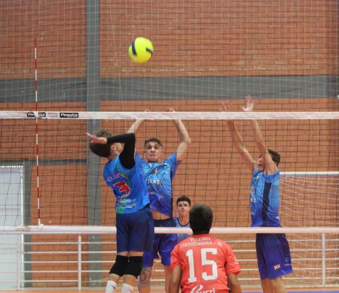 Liga Voleibol de SC: time masculino de Forquilhinha estreia na primeira etapa em Braço do Norte