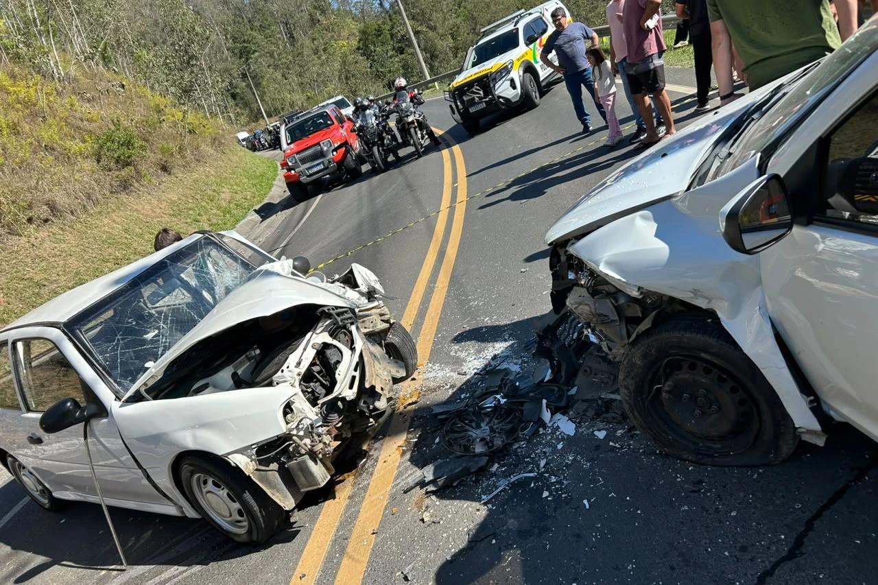 Motorista fica preso às ferragens após colisão frontal entre veículos
