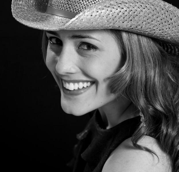 Marília Dutra apresenta acústico especial de country rock