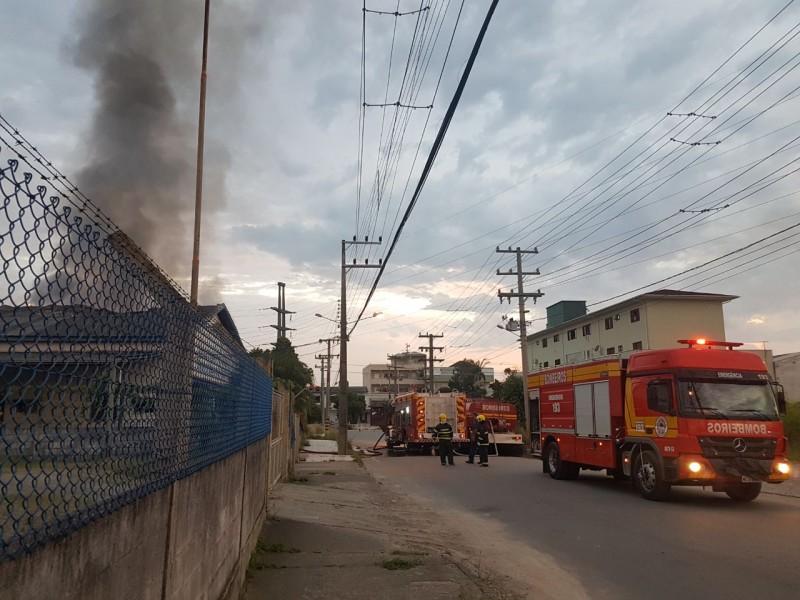 Bombeiros combatem incêndio de grandes proporções em Tubarão
