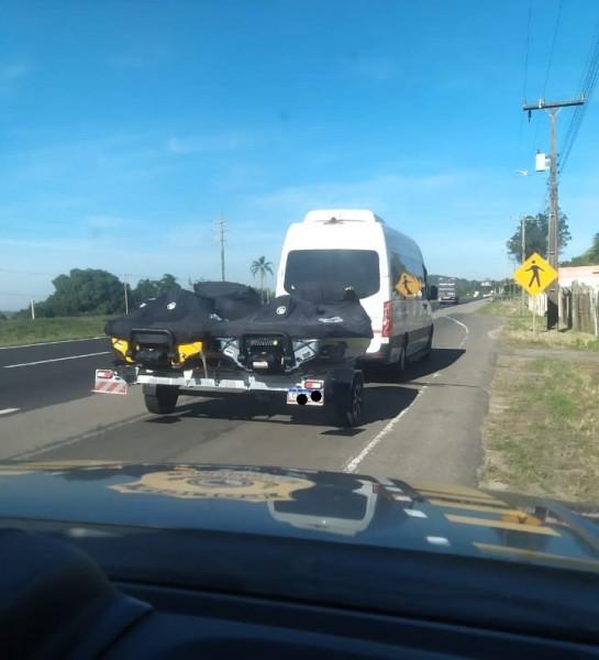 Suspeito de integrar facção criminosa é preso em veículo que transportava motos aquáticas para o RS