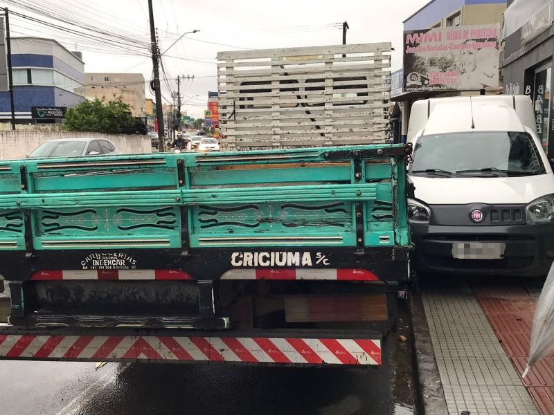 Vídeo: motorista tem mal súbito, perde controle de carro e causa acidente em Criciúma 