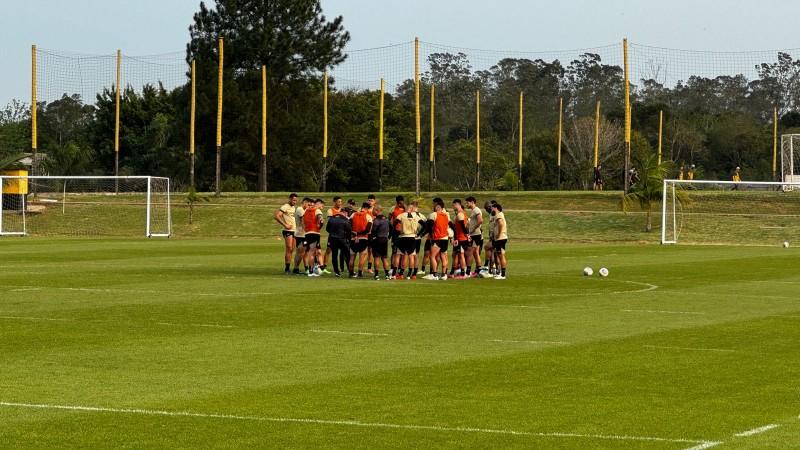 Criciuma realiza treino tático e mostra indícios do time titular 