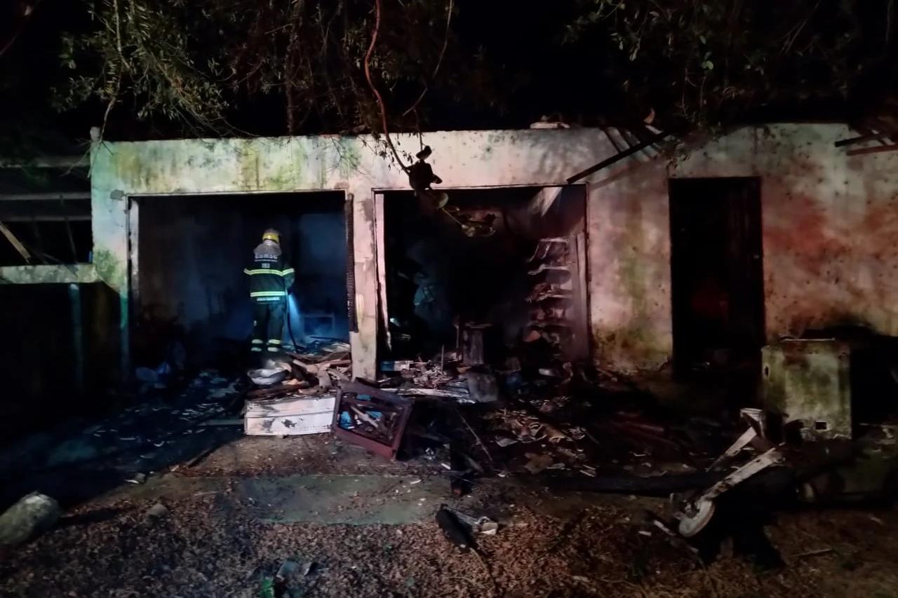Criciúma: bombeiros combatem incêndio em paiol abandonado