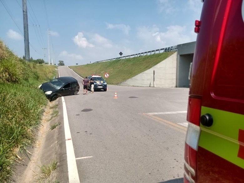 Criança fica ferida após veículo colidir contra barranco em Jaguaruna