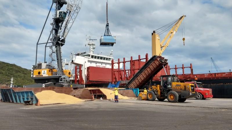 Porto de Imbituba embarca arroz a granel produzido na região