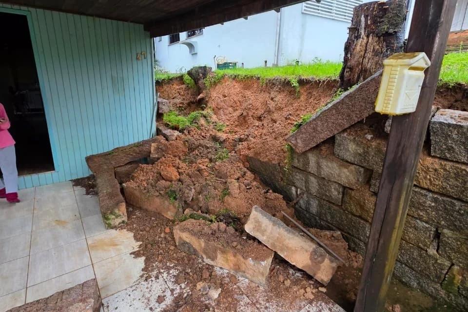 Rajadas de até 90 km/h provocam danos em municípios de Santa Catarina