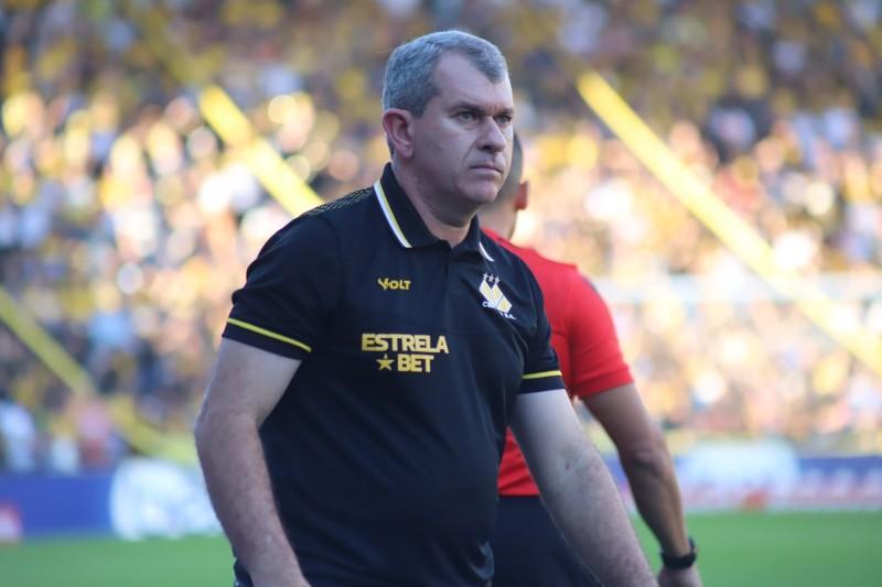 Tencati reconhece erros táticos e técnicos, mas dispara contra a arbitragem: ‘foi pipoqueiro’