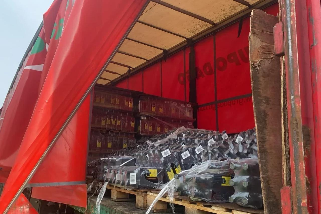 Mais de 1,5 mil garrafas de whisky são saqueadas após carga cair de caminhão na SC-443, em Içara