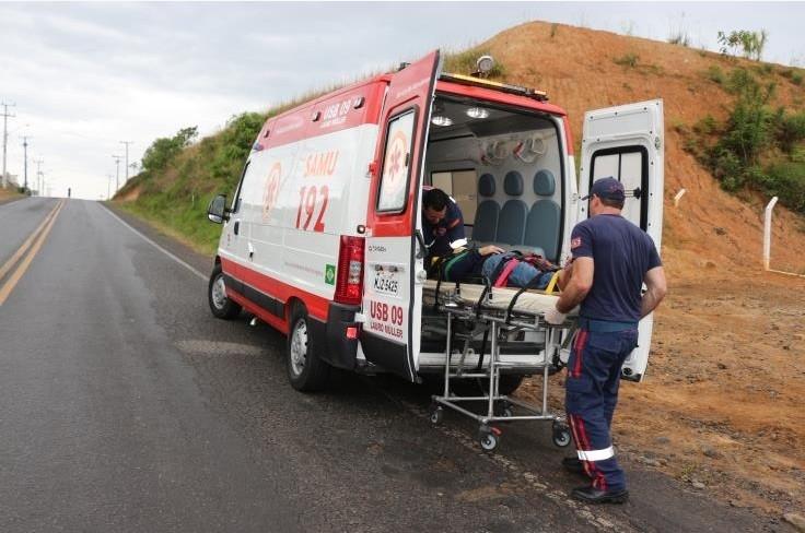 Motociclista fica ferido após colidir em carro na SC-390