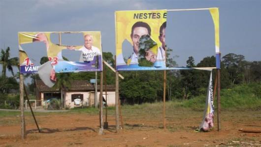 Placas de candidatos são alvo de vandalismo em Nova Veneza