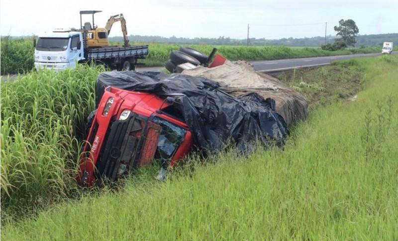 Caminhão tomba na BR-101 após passar por buraco