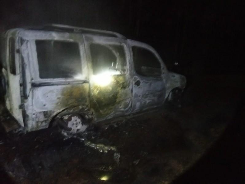 Veículo pega fogo em Sangão