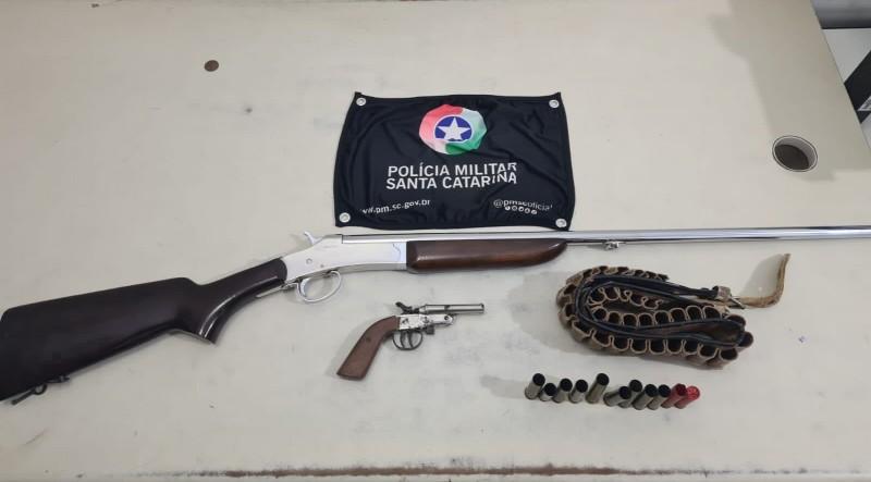 PM apreende armas após discussão entre casal em Balneário Arroio do Silva