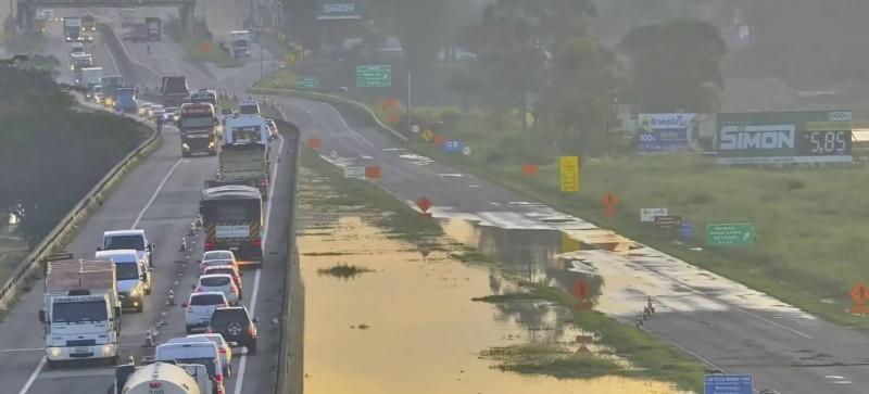 BR-101 no Sul de Santa Catarina ainda tem dois pontos de alagamento