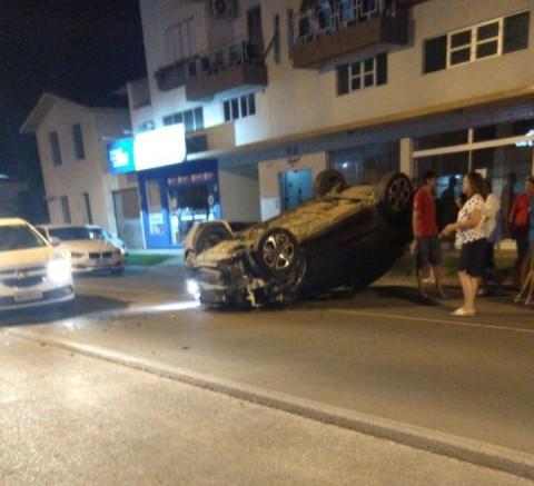 Motorista colide em veículos estacionados e capota carro em Braço do Norte