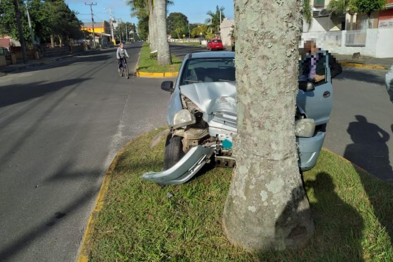 Motorista perde o controle da direção e atinge árvore em Araranguá