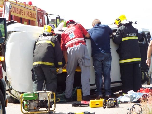 Motorista perde o controle do carro, capota e cai em barranco
