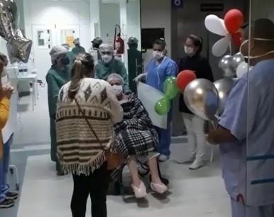 Covid-19: homem de 55 anos recebe alta da UTI e é recebido pela família e equipe da Saúde