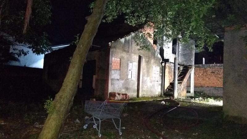 Casa abandonada pega fogo em Criciúma